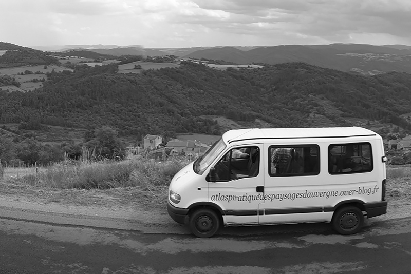 Figure 2. La camionnette de l’Atelier mobile mis en place en 2011 par le Collectif du Chomet dans le cadre de l’élaboration de l’Atlas pratique des paysages d’Auvergne 